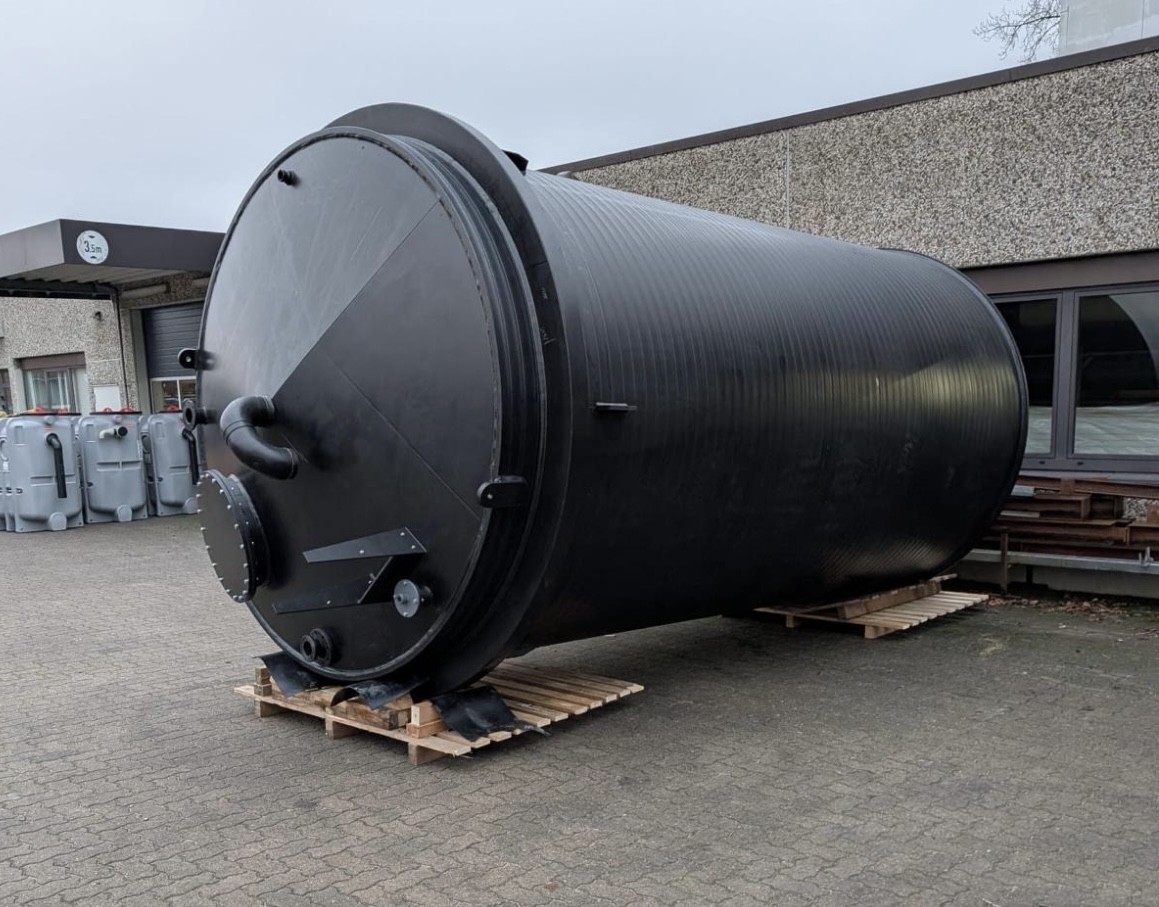 Großer schwarzer Lagerbehälter aus PE 100 auf dem Werksgelände der Holstein-Kunststoff-Technik GmbH in Moorrege