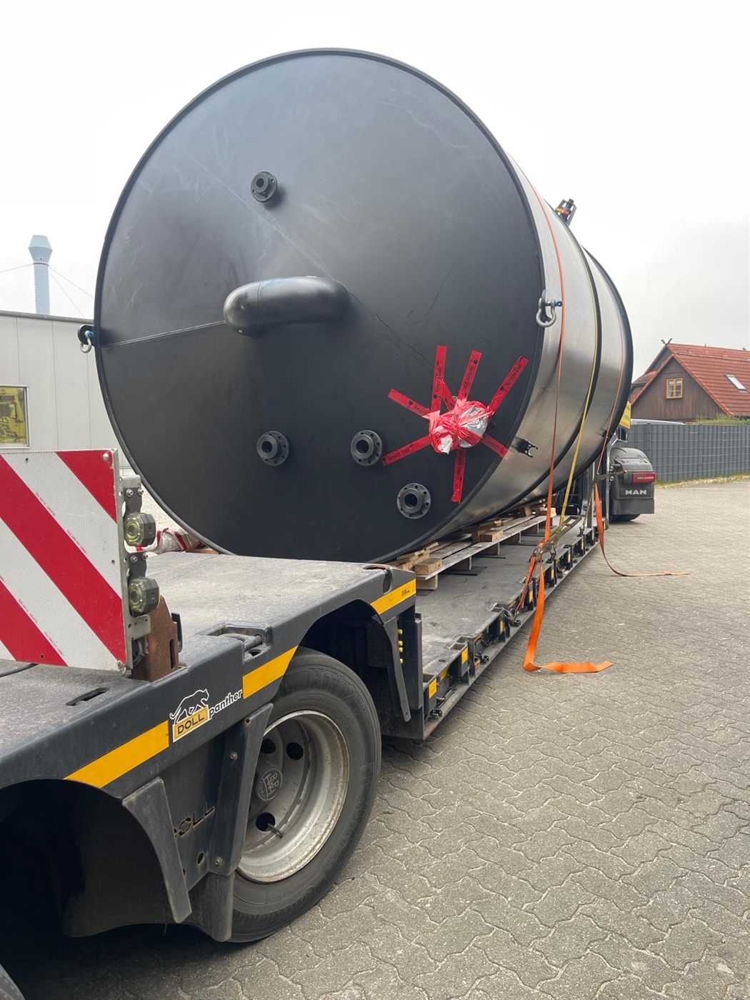 Großtank aus Kunststoff beim Schwertransport auf dem Tieflader zur Auslieferung – Holstein-Kunststoff-Technik GmbH